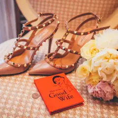 Eleganckie szpilki, bukiet kwiatów i książka "How to be a Good Wife" - idealne na cynową rocznicę ślubu.