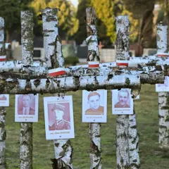1 stycznia święto. Krzyże z brzozy z portretami poległych żołnierzy, upamiętniających ich ofiarę.