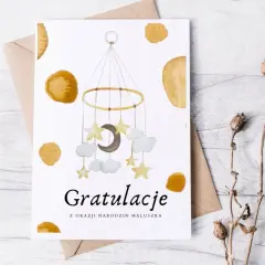 Gratulacje z okazji narodzin maluszka! Kartka z mobilem dla dziecka, gwiazdkami i chmurkami.