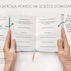 Dłonie trzymają otwarty dziennik z polskimi pytaniami do **journalingu**. Zachęca do refleksji nad emocjami, wdzięcznością i rozwojem.