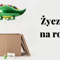 Zielony balon w kształcie krokodyla unosi się nad otwartym kartonem. Obok kartka z napisem "Franku!" i tekst "Życzenia na roczek".