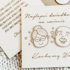 Drewniana kartka z okazji dnia babci i dziadka. Urocze podobizny babci i dziadka, serduszka i napis "Kochamy Was".