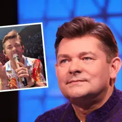 Artysta śpiewa na koncercie, a obok jego portret. Może to być jego imieniny Martyny.
