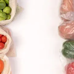 Warzywa i owoce w siatkach i foliowych opakowaniach. Idealne na zdrowy posiłek, co jest 5 czerwca.