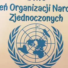 Dzień Organizacji Narodów Zjednoczonych, 10 czerwca. Symbol ONZ z niebieskim konturem świata i gałązkami oliwnymi.
