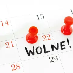 Kalendarz z zaznaczonymi czerwonymi pinezkami dniami. Na 22 sierpnia widnieje napis "WOLNE!". Czas na zasłużony odpoczynek, może to będzie nasze sierpniowe święto?