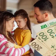 Rodzina z dzieckiem, dokument ZUS i pieniądze. Zapewnienie bytu dziecku to priorytet, renta rodzinna dla dziecka może pomóc.
