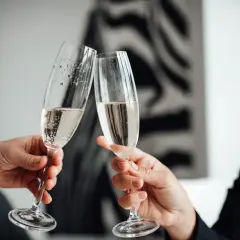 Wznosimy toast! 25 rocznica ślubu na wesoło, świętowana kieliszkami szampana.