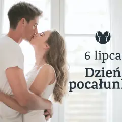 Para całuje się, celebrując 6 lipca Dzień pocałunku.