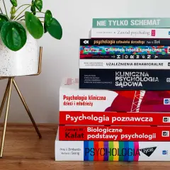 Stos książek do studiów psychologicznych: "Psychologia kliniczna", "Psychologia poznawcza", "Biologiczne podstawy psychologii" i inne.