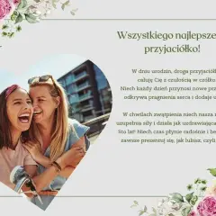Dwie przyjaciółki śmieją się radośnie. Kartka z mądrymi życzeniami urodzinowymi dla przyjaciółki, ozdobiona kwiatami.