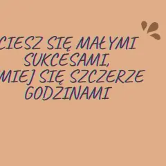 Miś z życzeniami: "Ciesz się małymi sukcesami, śmiej się szczerze godzinami". Idealne krótkie życzenia urodzinowe.