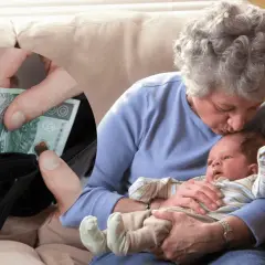 Babciowe ile wynosi? Dziadek wkłada 100 zł do portfela, a babcia tuli wnuka.