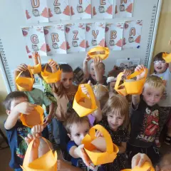 Dzieci z przedszkola 24 września tworzą jesienne koszyczki z papieru.