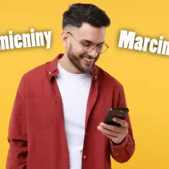 Uśmiechnięty mężczyzna z telefonem w dłoni, na tle żółtym z napisem "Imieniny Marcina".