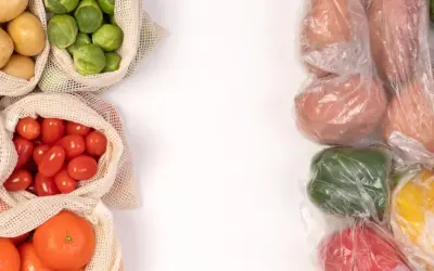 Warzywa i owoce w siatkach i foliowych opakowaniach. Idealne na zdrowy posiłek, co jest 5 czerwca.