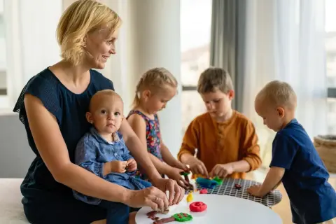 Kiedy dziecko rozpoznaje kolory? Kluczowe etapy rozwoju i wsparcie