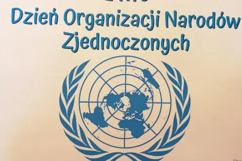 Dzień Organizacji Narodów Zjednoczonych, 10 czerwca. Symbol ONZ z niebieskim konturem świata i gałązkami oliwnymi.