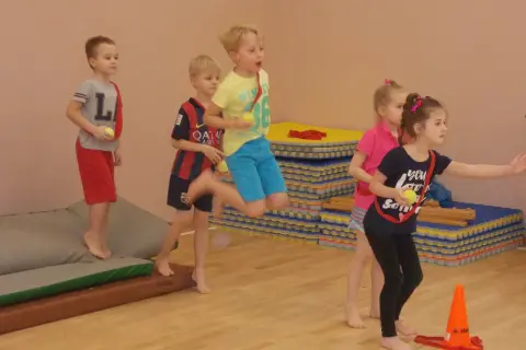 Zawody sportowe dla dzieci i rodziców w przedszkolu - radość i rozwój