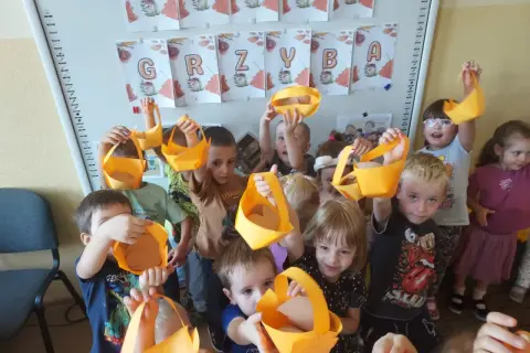 Dzieci z przedszkola 24 września tworzą jesienne koszyczki z papieru.