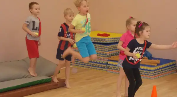 Zawody sportowe dla dzieci i rodziców w przedszkolu - radość i rozwój