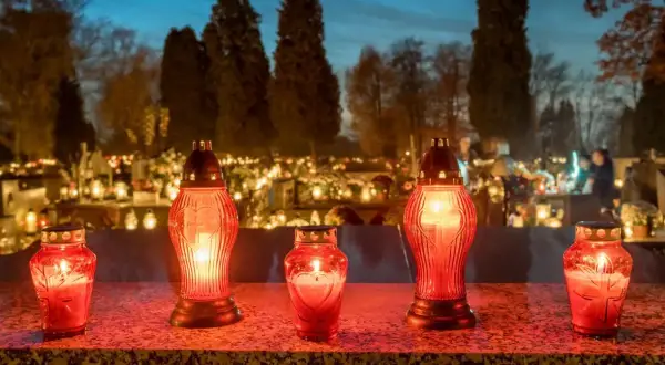 Cmentarz nocą, płonące znicze. 18 listopada święto pamięci.