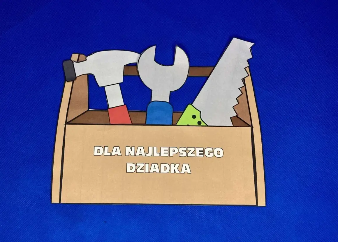 Laurka dla najlepszego dziadka w kształcie skrzynki z narzędziami: młotek, klucz i piła.
