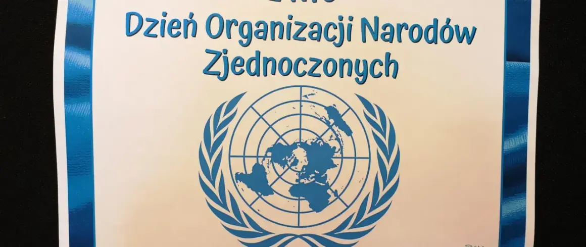 Dzień Organizacji Narodów Zjednoczonych, 10 czerwca. Symbol ONZ z niebieskim konturem świata i gałązkami oliwnymi.