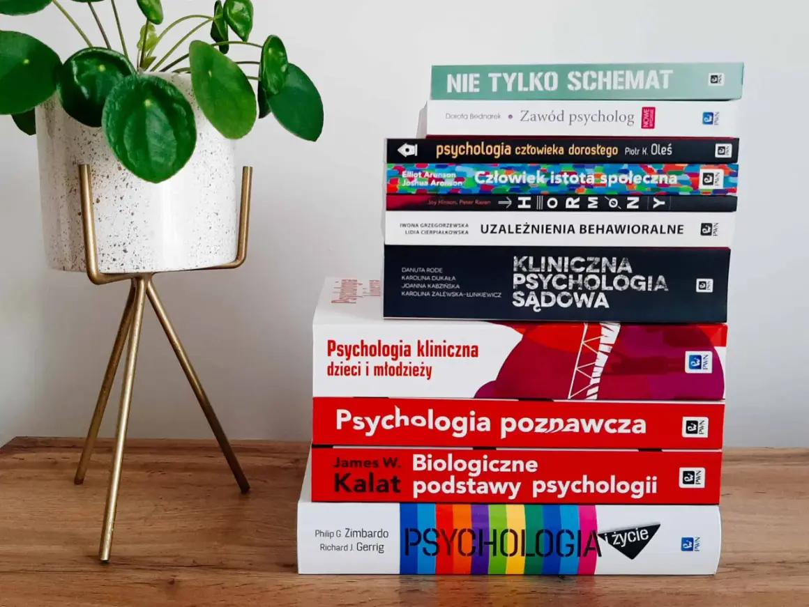 Stos książek do studiów psychologicznych: "Psychologia kliniczna", "Psychologia poznawcza", "Biologiczne podstawy psychologii" i inne.