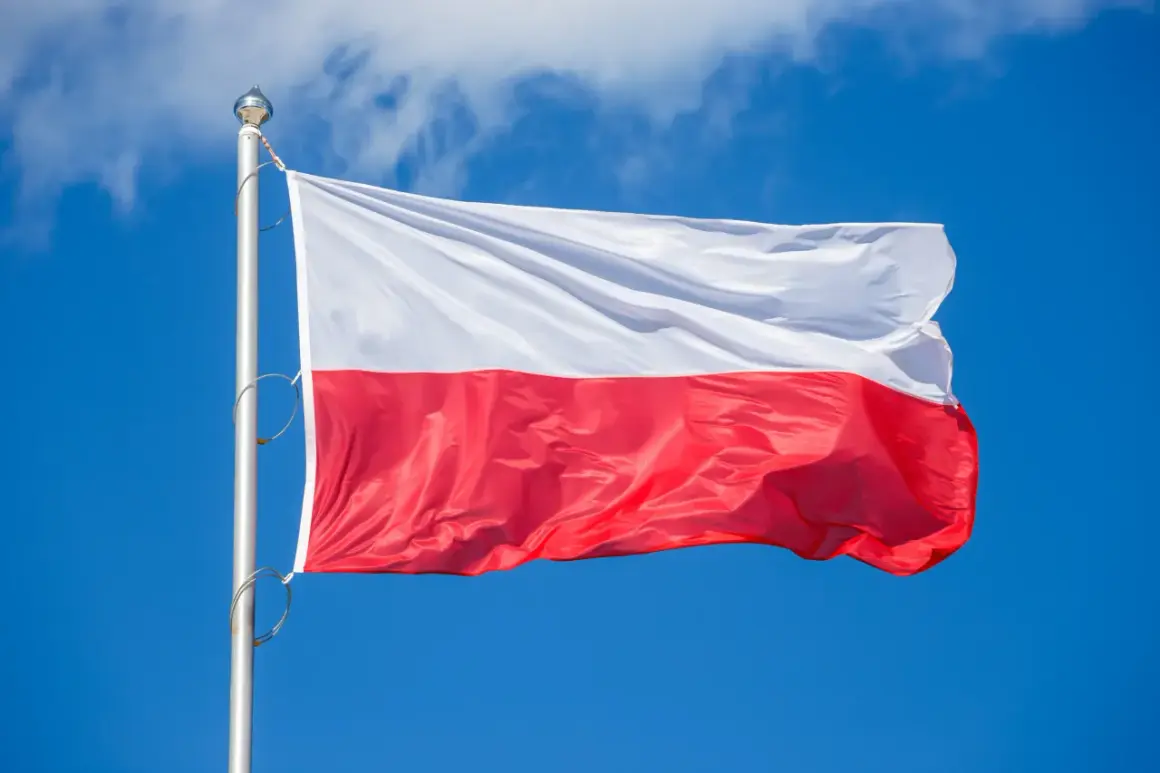 Biało-czerwona flaga Polski powiewa na maszcie na tle błękitnego nieba. 16 maja święto, dzień dumy narodowej.