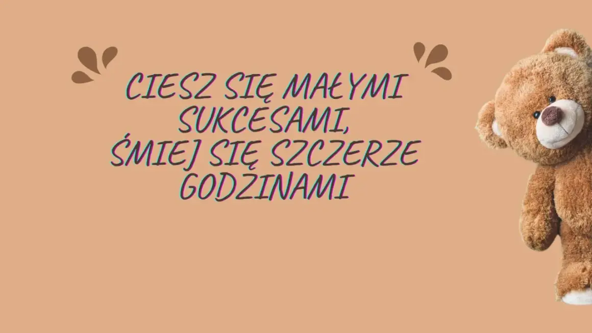 Miś z życzeniami: "Ciesz się małymi sukcesami, śmiej się szczerze godzinami". Idealne krótkie życzenia urodzinowe.