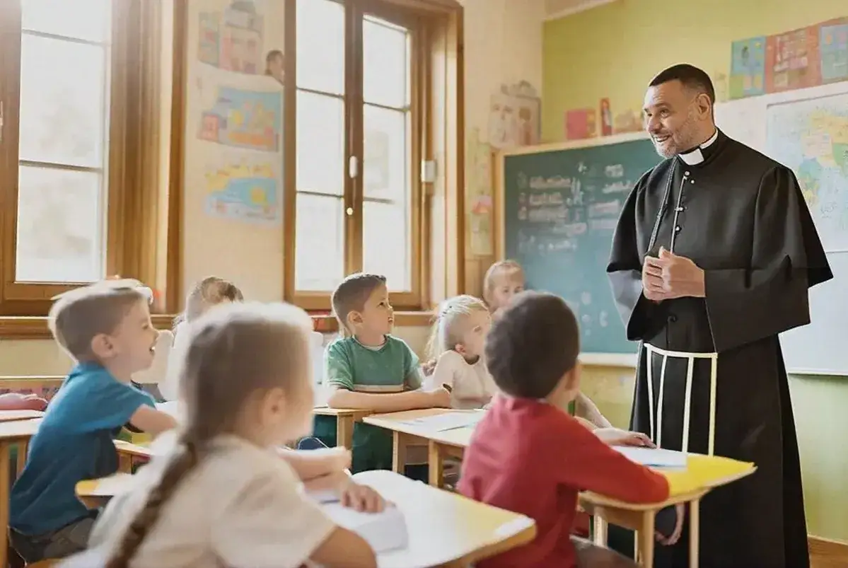 17 stycznia. Ksiądz w czarnej sutannie prowadzi lekcję dla dzieci w klasie. Uśmiechnięty, zwraca się do uczniów siedzących w ławkach.