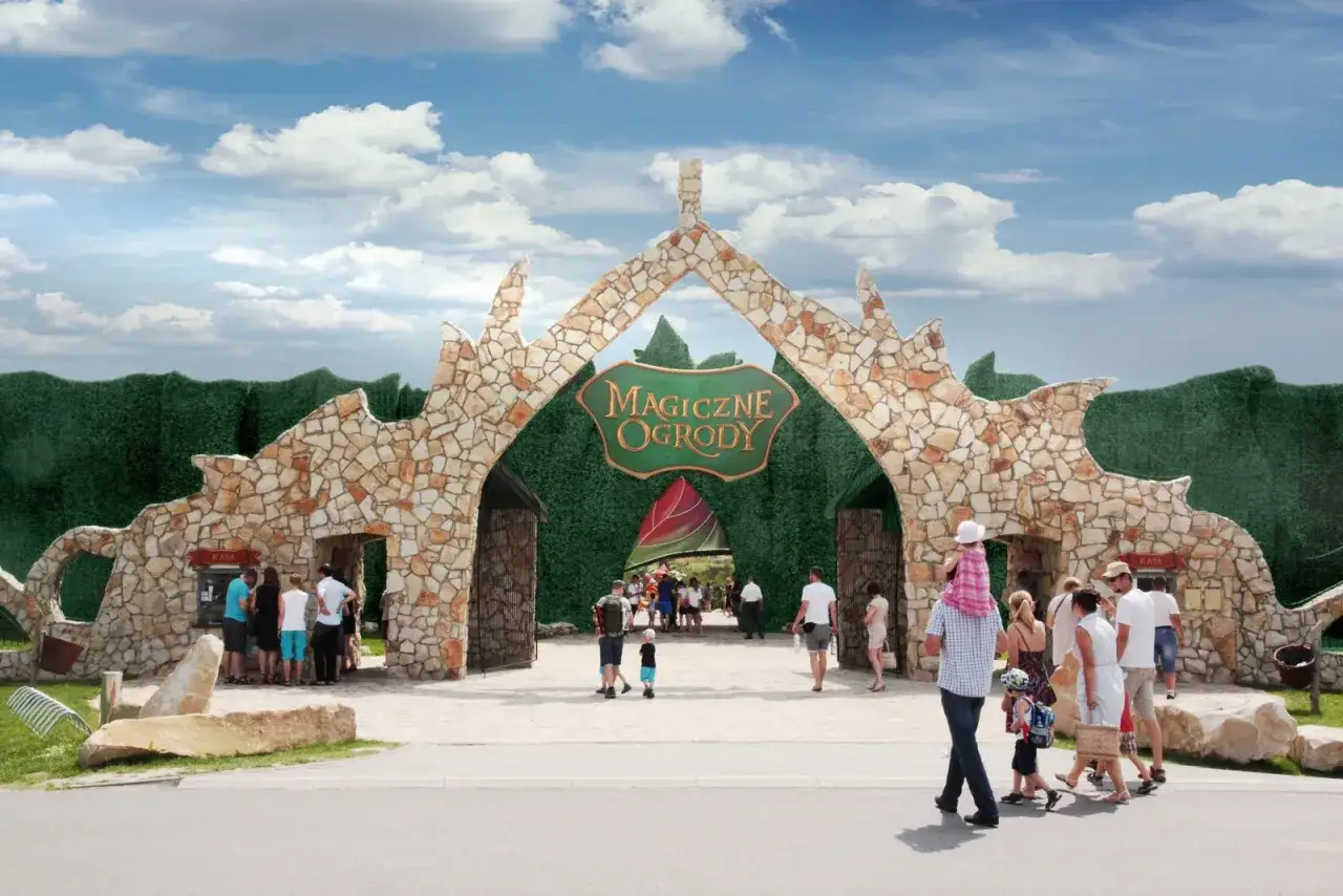 18 kwietnia święto! Rodziny wchodzą przez kamienną bramę do Magicznych Ogrodów, by rozpocząć dzień pełen wrażeń.