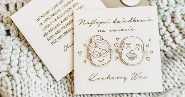 Drewniana kartka z okazji dnia babci i dziadka. Urocze podobizny babci i dziadka, serduszka i napis "Kochamy Was".