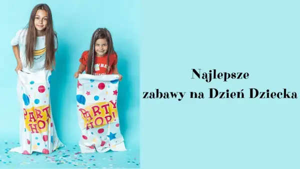 Dwie dziewczynki w workach szykują się do wyścigów. Najlepsze zabawy na Dzień Dziecka to skakanie w workach!