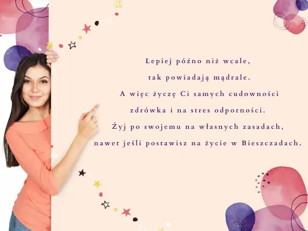 Uśmiechnięta kobieta prezentuje nieoklepane życzenia imieninowe: zdrowia, odporności na stres i życia po swojemu, nawet w Bieszczadach.
