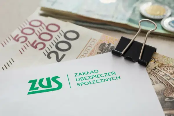 ZUS i pieniądze, może na wyprawkę dla mamy 4 plus? Widoczne banknoty 500 i 200 zł.