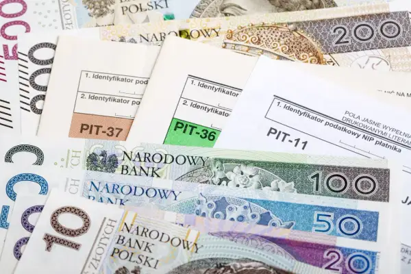 Formularze PIT-37, PIT-36, PIT-11 i polskie banknoty. Czy 800 plus wlicza się do dochodu?