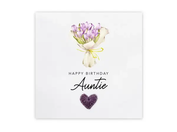 Bukiet fioletowych tulipanów i serce z włóczki na kartce z napisem "Happy Birthday Auntie". Idealne życzenia urodzinowe dla cioci.