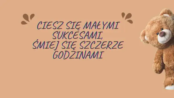Miś z życzeniami: "Ciesz się małymi sukcesami, śmiej się szczerze godzinami". Idealne krótkie życzenia urodzinowe.
