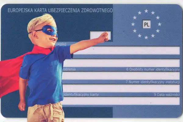 Chłopiec w stroju superbohatera z czerwoną peleryną na tle Europejskiej Karty Ubezpieczenia Zdrowotnego. Szybkie załatwienie EKUZ dla dziecka online to klucz do zdrowia!