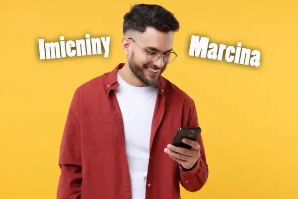 Uśmiechnięty mężczyzna z telefonem w dłoni, na tle żółtym z napisem "Imieniny Marcina".